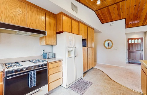 Groveland House | Welcoming home with lovely deck, view of trees - community pool & tennis