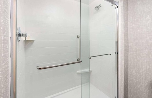 Tigard Hotel | Welcoming Hotel w/Free Hot Breakfast! 3 Comfortable Units, Indoor Pool!