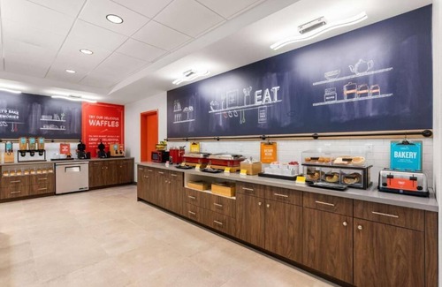 Tigard Hotel | Welcoming Hotel w/Free Hot Breakfast! 3 Comfortable Units, Indoor Pool!