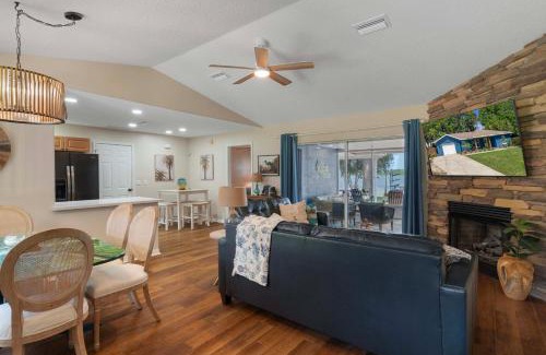 Crystal River House | Welcoming Little Blue Lakehouse in Crystal River