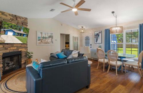 Crystal River House | Welcoming Little Blue Lakehouse in Crystal River
