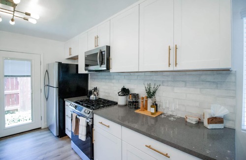 Lawndale House | Welcoming & Modern 3BD/2BA Home - Close to SpaceX, LAX, Beaches, & more!