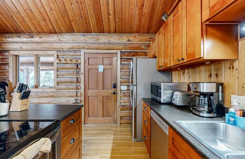 Lakeside Cabin | Welcoming & Peaceful Cabin, Easy Access to Lake & Skiing - Dogs OK