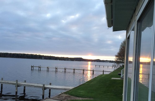 Pentwater Cottage | Welcoming Pentwater Lake Home