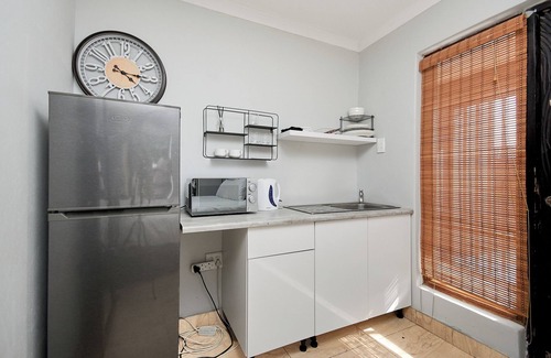 Greater Johannesburg Metropolitan Area Apartment | Welcoming studio with WiFi in vibrant Johannesburg South