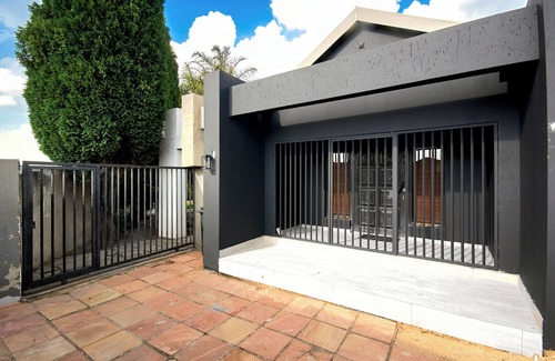Greater Johannesburg Metropolitan Area Apartment | Welcoming studio with WiFi in vibrant Johannesburg South