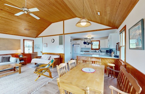 Duck House | Welcoming, with Central AC, Washer/Dryer, & High-Speed WiFi