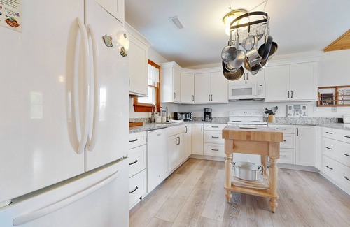 Duck House | Welcoming, with Central AC, Washer/Dryer, & High-Speed WiFi