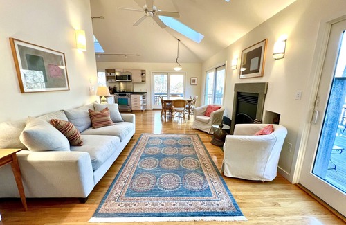 Vineyard Haven House | Well-Appointed 3 bedrm 4 bathrm with AC and 50+ 5-star reviews!
