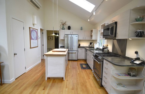 Vineyard Haven House | Well-Appointed 3 bedrm 4 bathrm with AC and 50+ 5-star reviews!