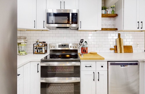 Palm Springs House | Well-appointed bright stay with an enclosed yard, washer/dryer, and central AC