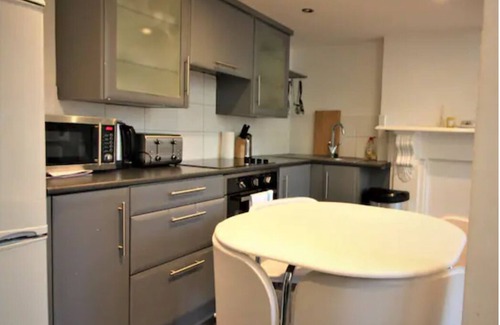 West Kensington Apartment | Well appointed Garden Condo in Kensington Olympia