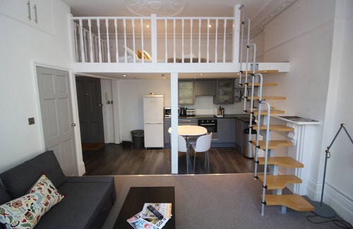 West Kensington Apartment | Well appointed Garden Condo in Kensington Olympia