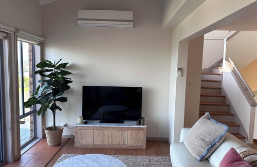 Shoalhaven House | Well appointed holiday house with views to Green Island