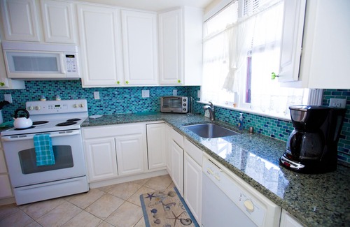 Cape May Condo | Well-appointed, updated 2 BR, 2.5 bath condo steps to Washington Street Mall