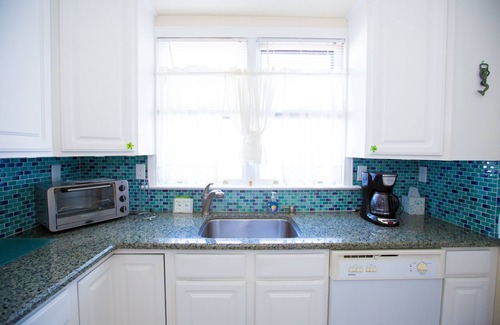 Cape May Condo | Well-appointed, updated 2 BR, 2.5 bath condo steps to Washington Street Mall