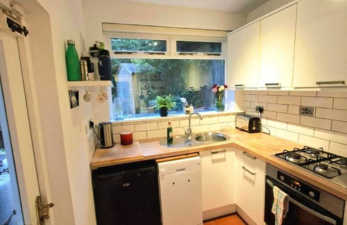 Hillrise Apartment | Well connected 2 bed flat with spacious living area,Highgate/Crouch End - Zone 2