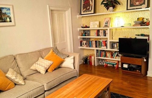Hillrise Apartment | Well connected 2 bed flat with spacious living area,Highgate/Crouch End - Zone 2