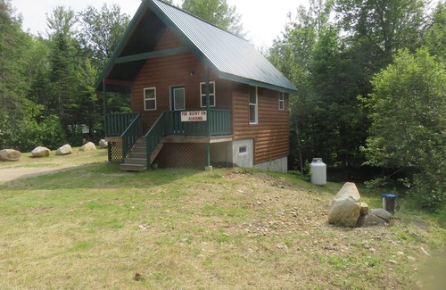 Roxbury Ski Chalet | Well equipped 3-bedroom chalet in Andover Maine including AC, WiFi.