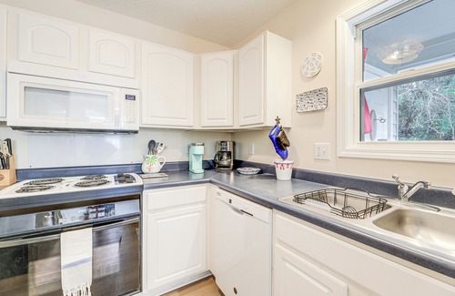 Emerald Isle Apartment | Well-equipped Emerald Isle Townhome: Pets Welcome!