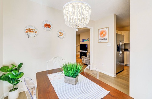 Emerald Isle Apartment | Well-equipped Emerald Isle Townhome: Pets Welcome!