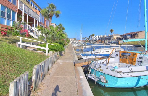 Corpus Christi Condo | Well-Equipped Waterfront Condo with Pools & Dock - Family-Friendly