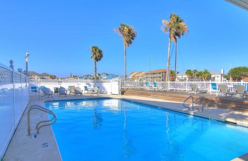 Corpus Christi Condo | Well-Equipped Waterfront Condo with Pools & Dock - Family-Friendly