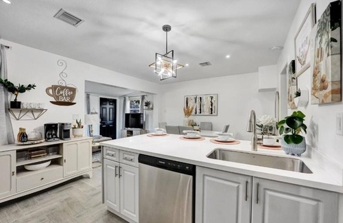 North Central Hollywood House | WELL EQUIPT VACATION HOME 5 MIN FROM THE BEACH, SHOPPING, WATERPARK, STATE PARK