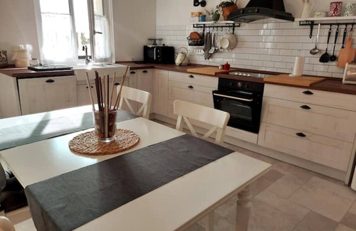 Tinjan House | Well house,10 km from the sea, cozy house with a well in the living room