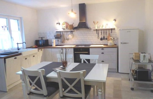 Tinjan House | Well house,10 km from the sea, cozy house with a well in the living room
