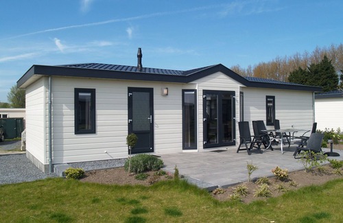 Municipality of Hellevoetsluis Ski Chalet | Well-kept chalet 4.5 km from Rockanje
