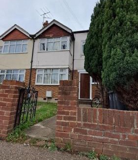 New Malden House | Well-Lit, Quiet Private Room with Kitchen in Central Flat