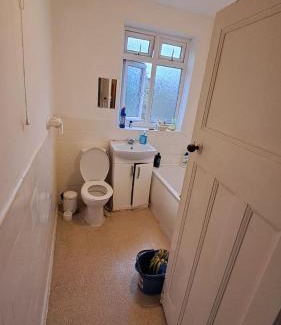 New Malden House | Well-Lit, Quiet Private Room with Kitchen in Central Flat