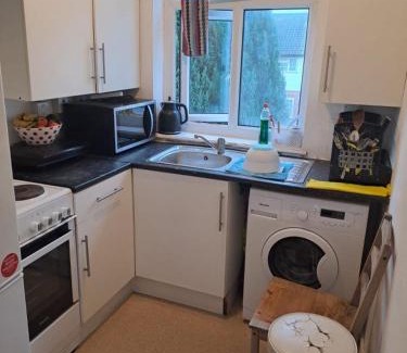 New Malden House | Well-Lit, Quiet Private Room with Kitchen in Central Flat
