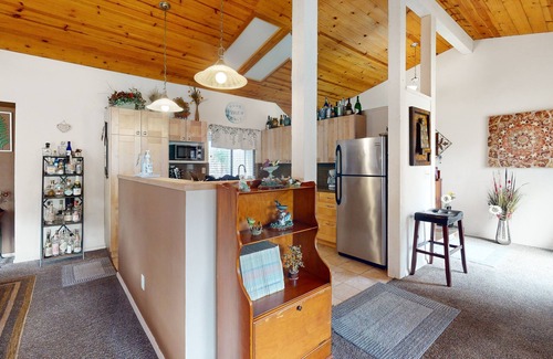 Three Rivers House | Well-stocked riverside retreat near Sequoia National Park with large yard & AC