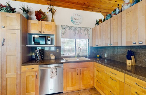 Three Rivers House | Well-stocked riverside retreat near Sequoia National Park with large yard & AC