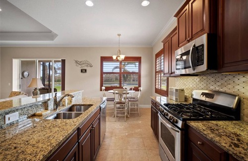 Venice House | WELLEN PARK HOME WITH MANY AMENITIES