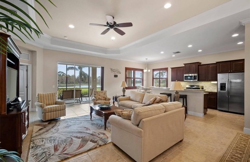 Venice House | WELLEN PARK HOME WITH MANY AMENITIES