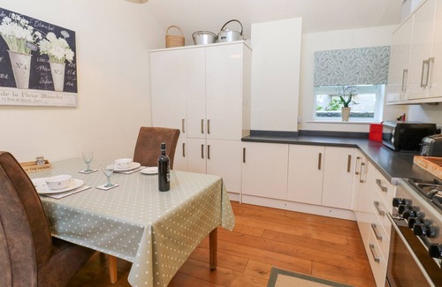 Richmond Cottage | WELLINGTON LODGE COTTAGE, pet friendly in Middleton Tyas