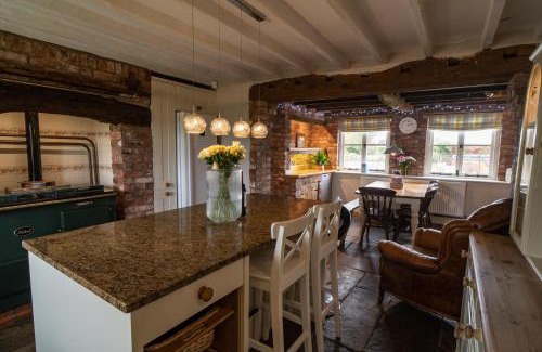 Overton-on-dee House | Welsh Cottage with Hot Tub - Jubilee House