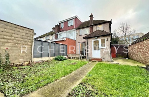 Alperton House | Wembley Large 4-Bedroom House | Driveway & Garden