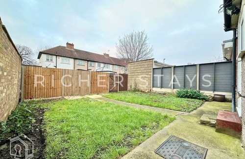 Alperton House | Wembley Large 4-Bedroom House | Driveway & Garden