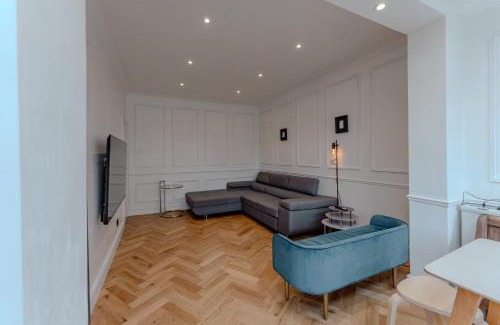 Alperton House | Wembley London lovely 6 bed House sleeps up to 14