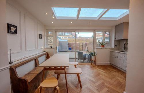 Alperton House | Wembley London lovely 6 bed House sleeps up to 14