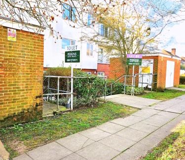 Barnhill Apartment | Wembley Spacious & quiet 2 bed 2 bathroom flat w secure parking