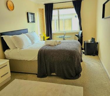 Barnhill Apartment | Wembley Spacious & quiet 2 bed 2 bathroom flat w secure parking