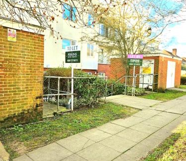 Barnhill Apartment | Wembley Spacious & quiet 2 bed 2 bathroom flat w secure parking