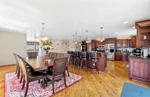 East Wenatchee Villa | Wenatchee Mansion. 6500 sqft, pool, hot tub, 7 BR, theater, billiards and more!