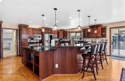 East Wenatchee Villa | Wenatchee Mansion. 6500 sqft, pool, hot tub, 7 BR, theater, billiards and more!