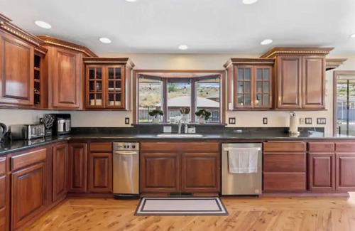 East Wenatchee Villa | Wenatchee Mansion. 6500 sqft, pool, hot tub, 7 BR, theater, billiards and more!